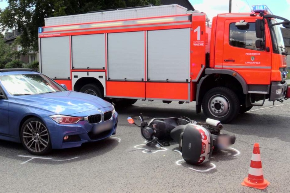 Die Einsatzkräfte sicherten den Unfallort und sperrten den Bereich während des Einsatzes ab.