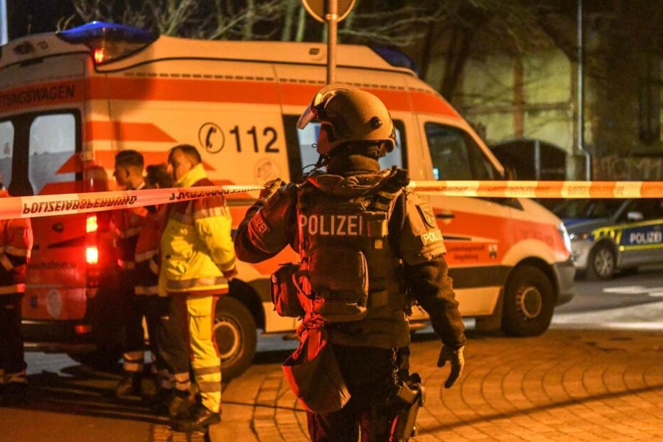 Vier Tatverdächtige wurden festgenommen. Mittlerweile befinden sich drei der Männer wieder auf freiem Fuß.