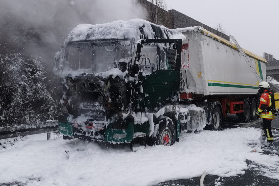Fahrer stoppt, kurze Zeit später geht der Lkw in Flammen auf