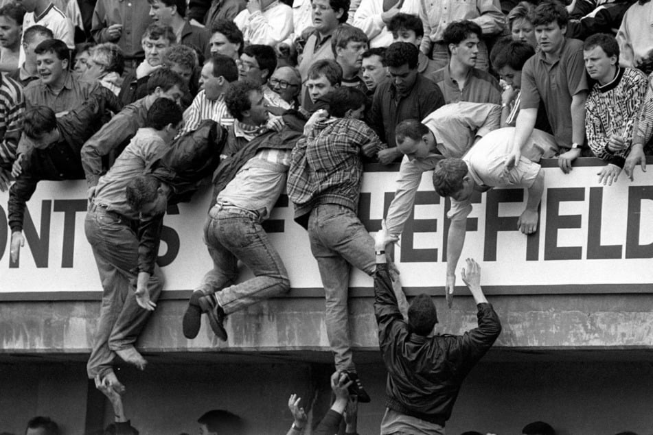 Eine der größten Fußball-Tragödien der Sportgeschichte. Am 15.04.1989 starben 97 Menschen, aufgrund einer überfüllten Tribüne.
