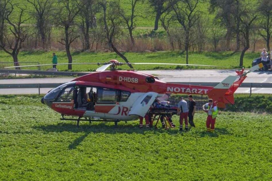 Der Motorradfahrer kam mit dem Rettungshubschrauber ins Krankenhaus.