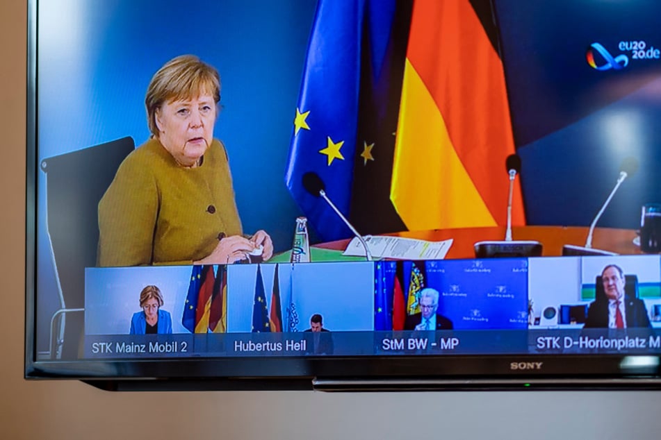 Angela Merkel (CDU), Bundeskanzlerin, spricht bei Beratungen der deutschen Ministerpräsidenten in einer Videokonferenz und ist dabei auf einem Monitor in der Staatskanzlei in Kiel zu sehen.