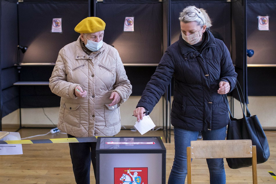 Litauen wählte am Sonntag ein neues Parlament - dabei galten strenge Corona-Schutzmaßnahmen. So mussten die Wähler Mund und Nase bedecken und sollten ihre eigenen Stifte mitbringen, um die Stimmzettel auszufüllen.
