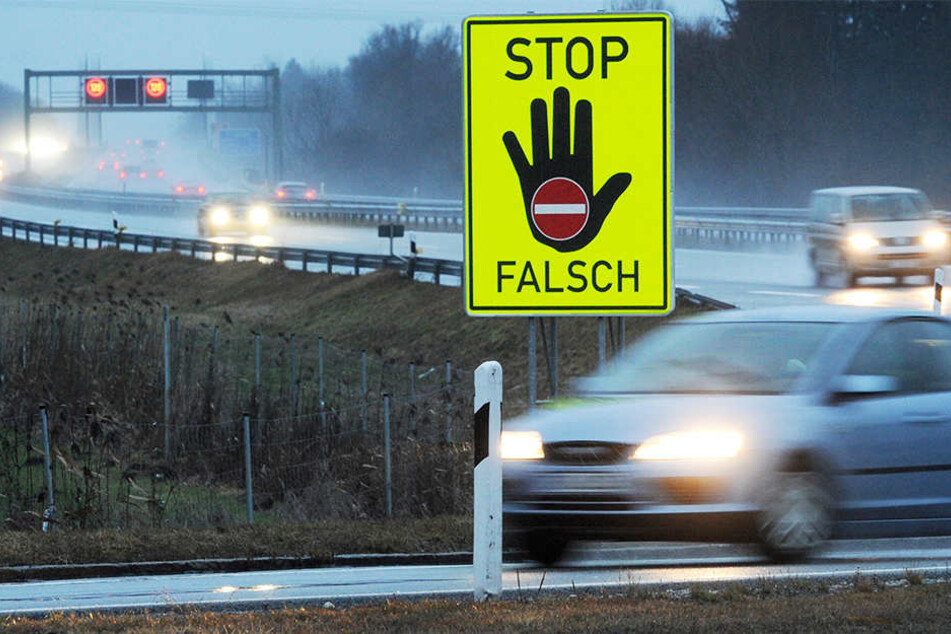 Bei einem Unfall mit einem Geisterfahrer starben zwei Personen. (Symbolbild)