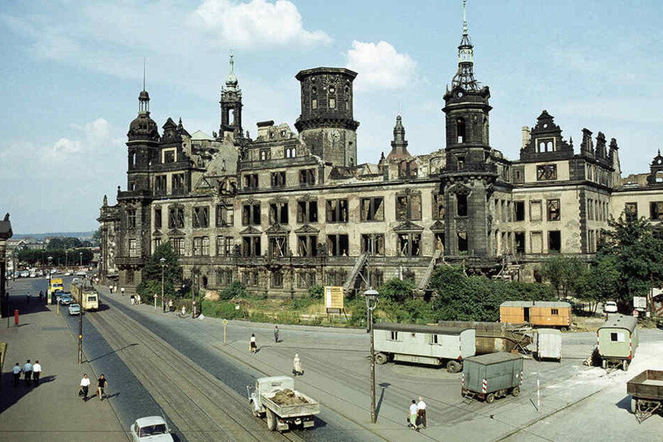 Das Schloss war bis Ende der 1980er eine Ruine. Erste Wiederaufbauarbeiten und Planungen begannen aber bereits in der DDR.