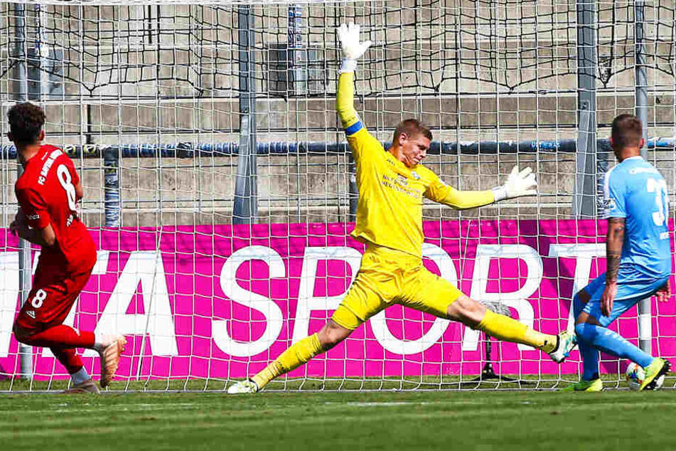 Jakub Jakubov, in München erstmals CFC-Kapitän, reagierte mehrmals glänzend. An diesen Ball von Jannik Rochelt kam er nicht heran. Nils Blumberg (r.) hatte den Torschützen aus den Augen verloren.