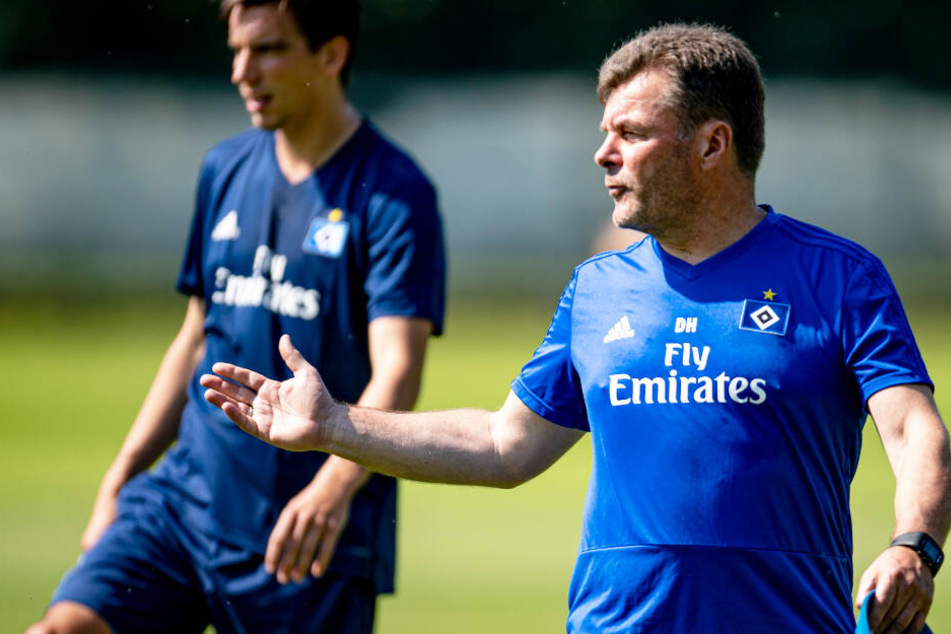 HSV-Trainer Dieter Hecking spricht mit einem Spieler beim Trainingsauftakt.