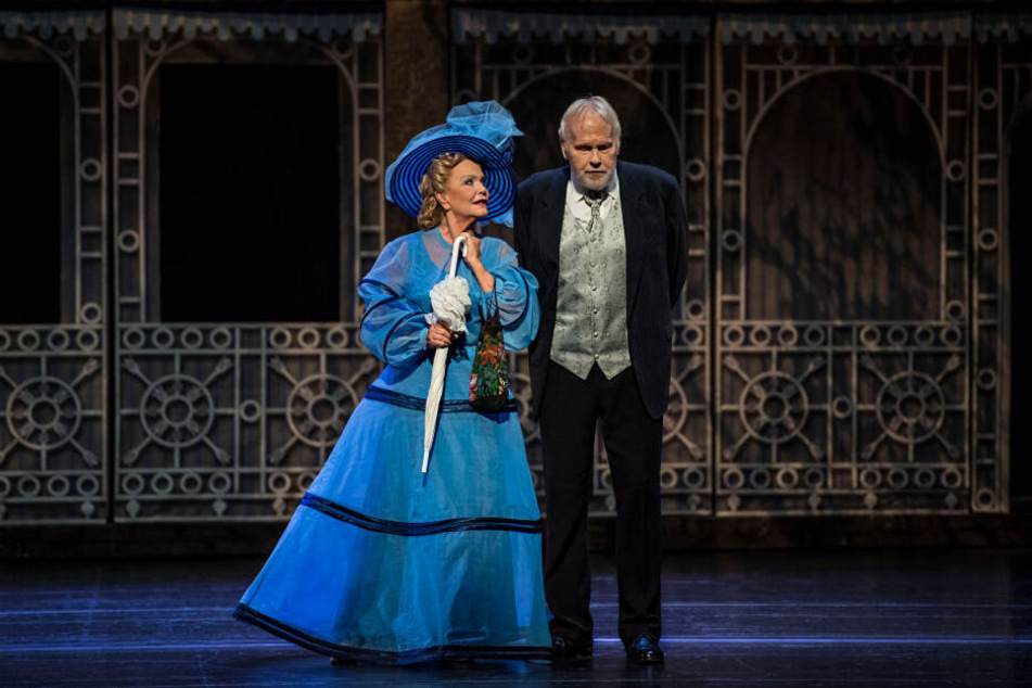 Gunther Emmerlich (75) kommt am Sonntag für ein Konzert ins Chemnitzer Opernhaus. Hier spielte er zuletzt den Oberst Pickering in "My Fair Lady" (mit Dorit Gäbler als Mutter Higgins).