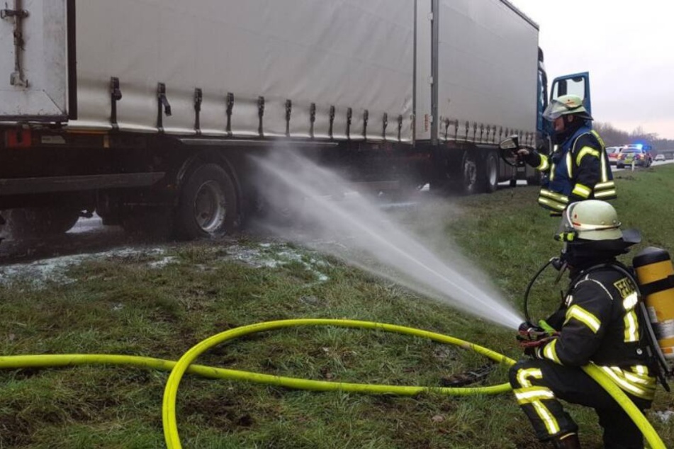 Feuerwehrleute löschten den brennenden Lkw auf der A33.
