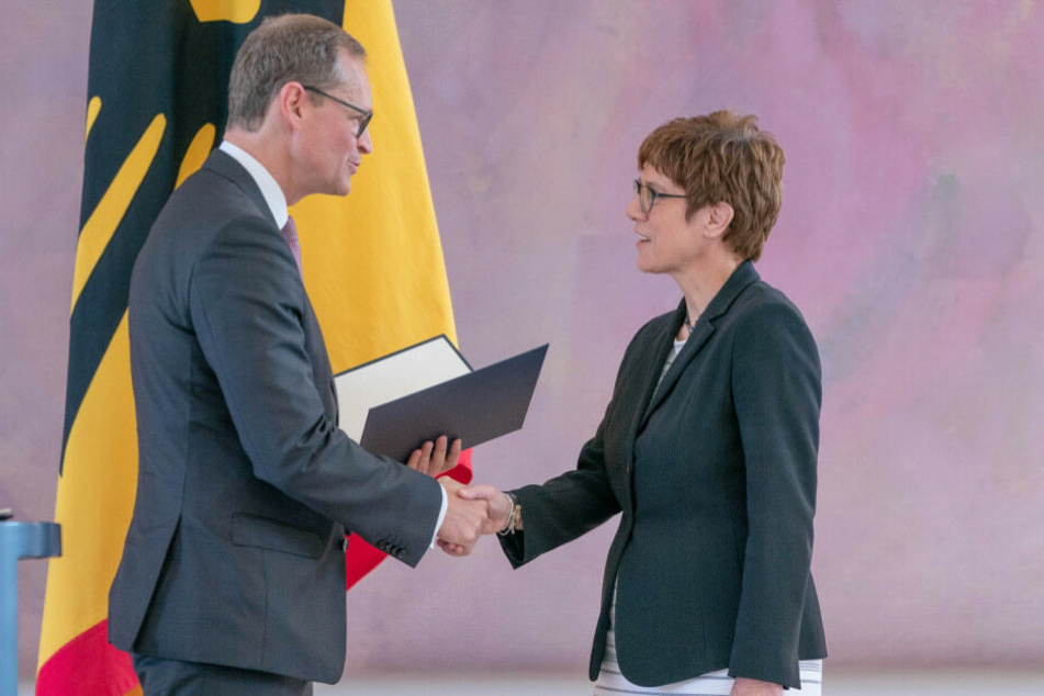 Annegret Kramp-Karrenbauer erhält von Michael Müller ihre Ernennungsurkunde.