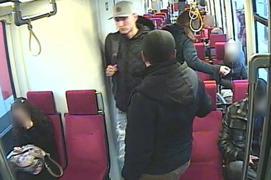 Die Polizei sucht diesen Mann mit der weißen Basecap.