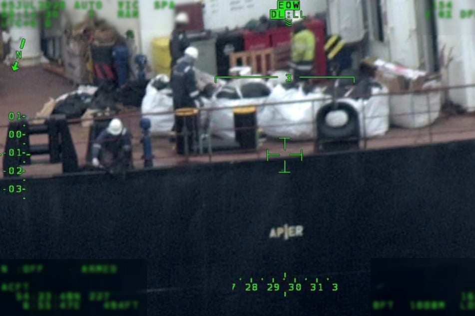 Eine Drohne filmte die Müllentsorgung der Crew.