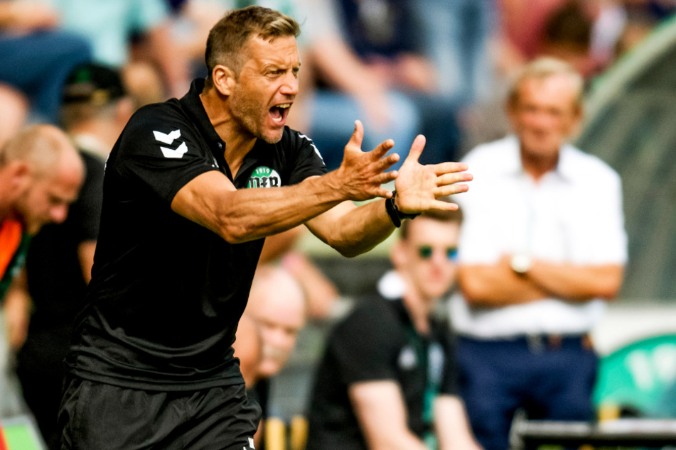 VfB-Coach Rolf Martin Landerl feierte am Samstag seinen 45. Geburtstag und hatte sich von seinem Team einen Sieg gewünscht. Umso bitterer dürfte für ihn die Niederlage in letzter Minute gewesen sein. (Archivbild)