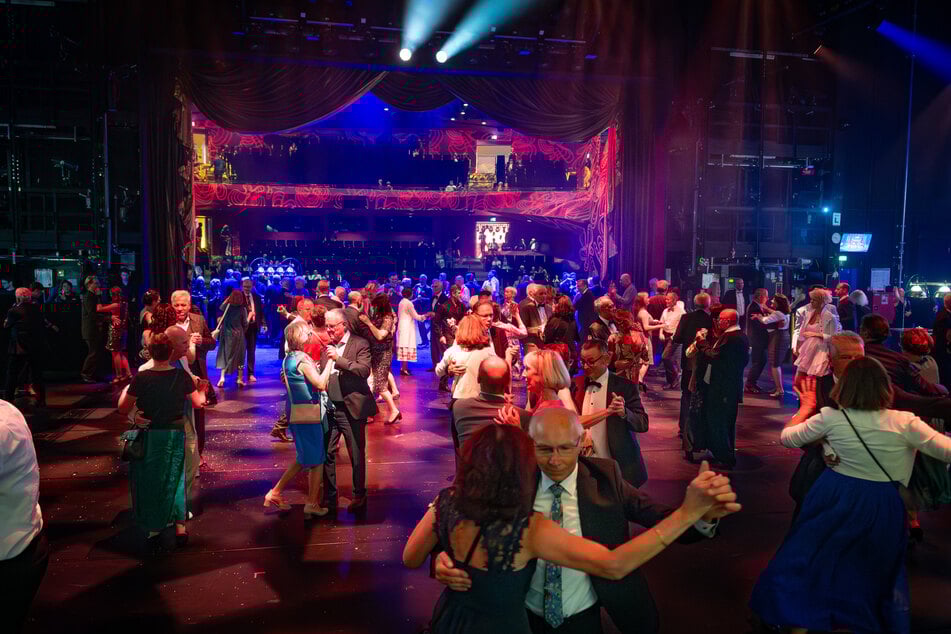 Beim Sommernachtsball tanzten die Gäste auch auf der Bühne der Operette.