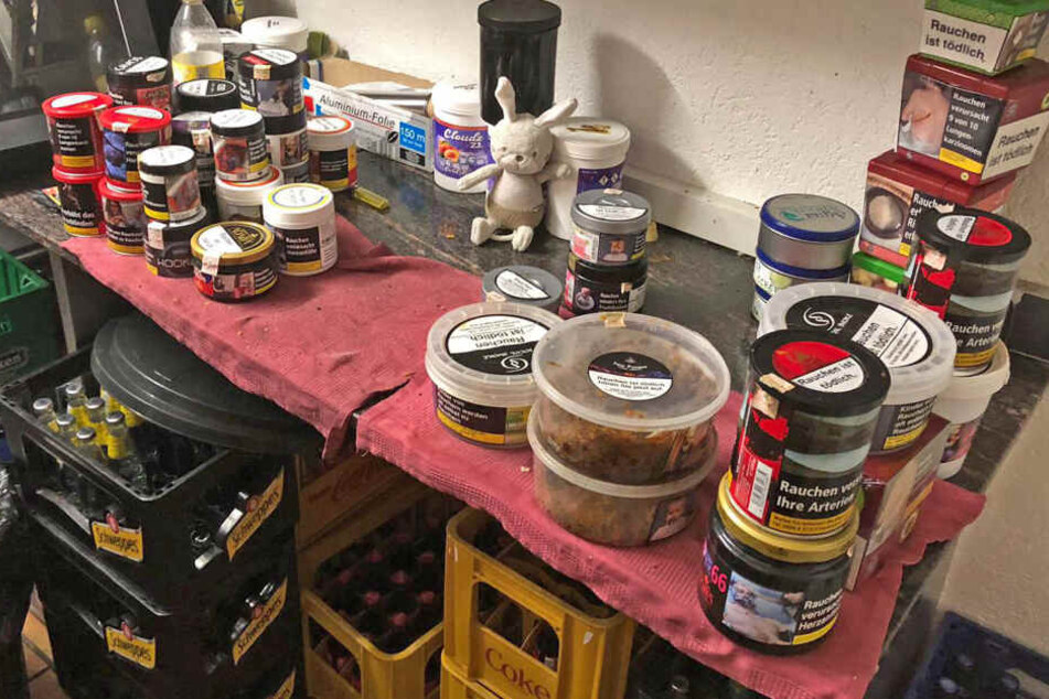 Die Polizei fand mehrere Kilo unversteuerten Shisha-Tabak und ein Stofftier.