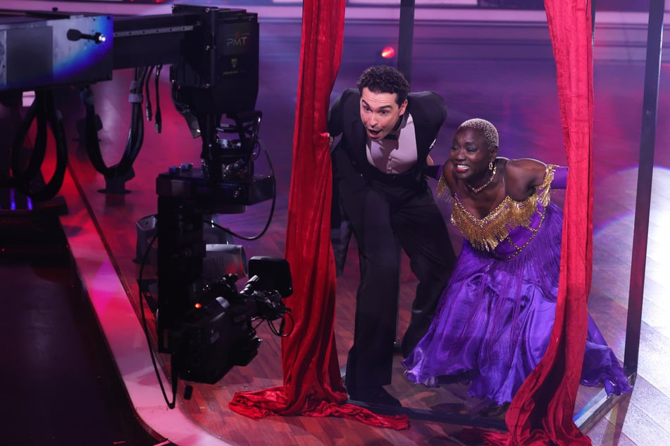 Obwohl sie für ihren Tango mit zwei Männern viel Lob erhielt, hat es sich für Auma Obama (61) ausgetanzt. Sie wurde vom Publikum aus der Show gewählt.