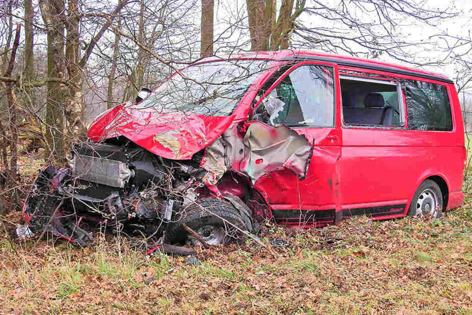 Der Transporter krachte mit einem weiteren Auto zusammen und schleuderte in den Wald.