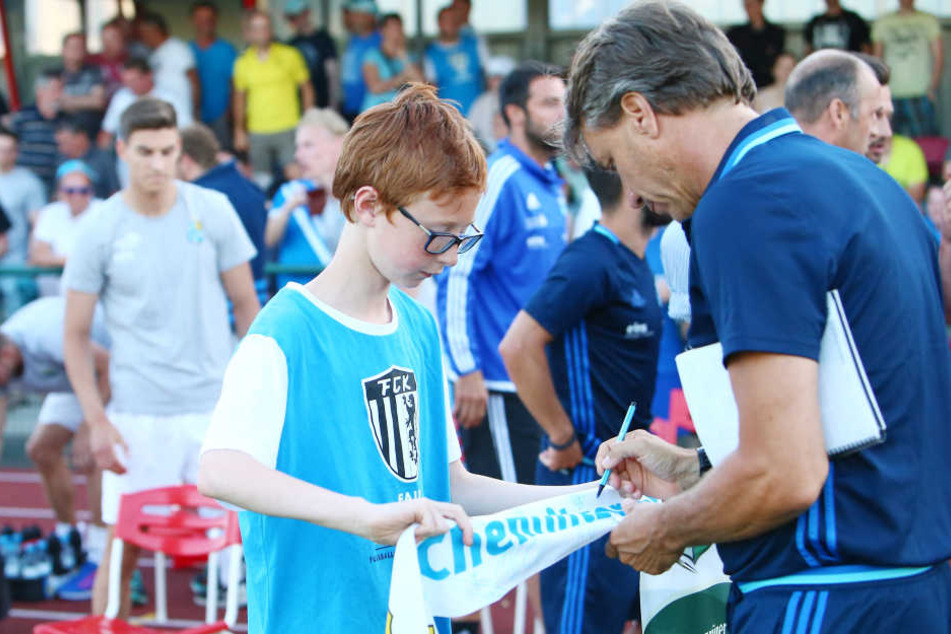 Offen und volksnah! Der neue CFC-Trainer Horst Steffen kommt bei den Fans an, erfüllt auch gern deren Autogramm-Wünsche.