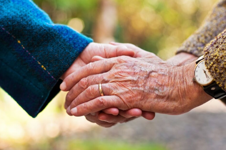 Das Ehepaar starb innerhalb weniger Minuten Hand in Hand. (Symbolbild)