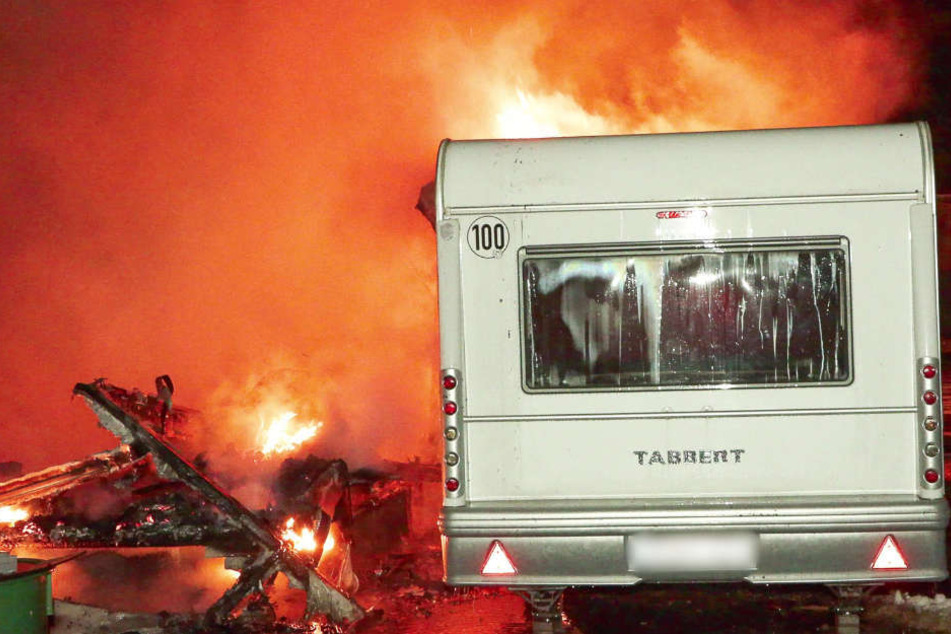 Flammenmeer auf Firmengelände: Wohnwagen und Container brennen lichterloh