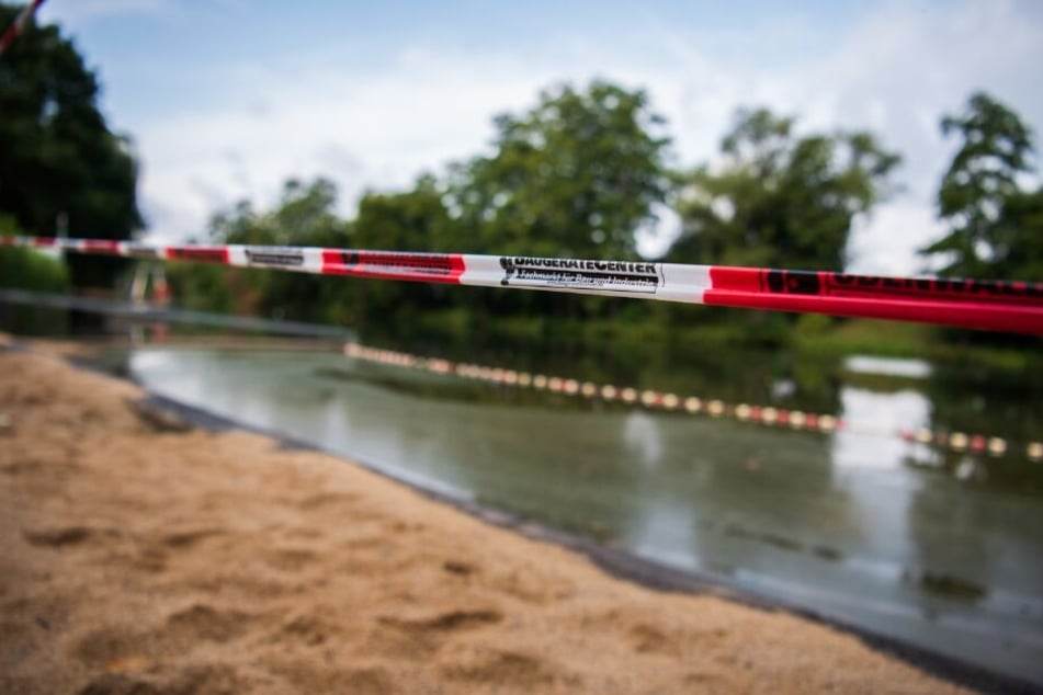 Bei dem Toten handelt es sich vermutlich um den vermissten Schwimmer. (Symbolbild)