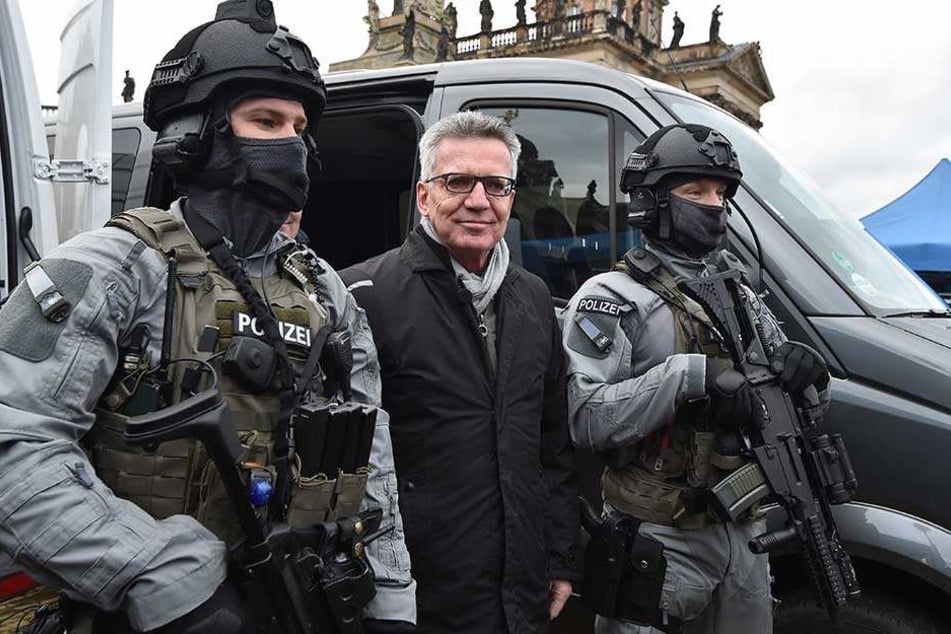Innenminister Thomas de Maizière bei der Übergabe neuer Ausrüstung für die Bundespolizei.