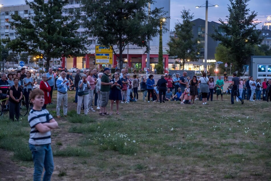 Zahlreiche Schaulustige versammelten sich am Freitag.
