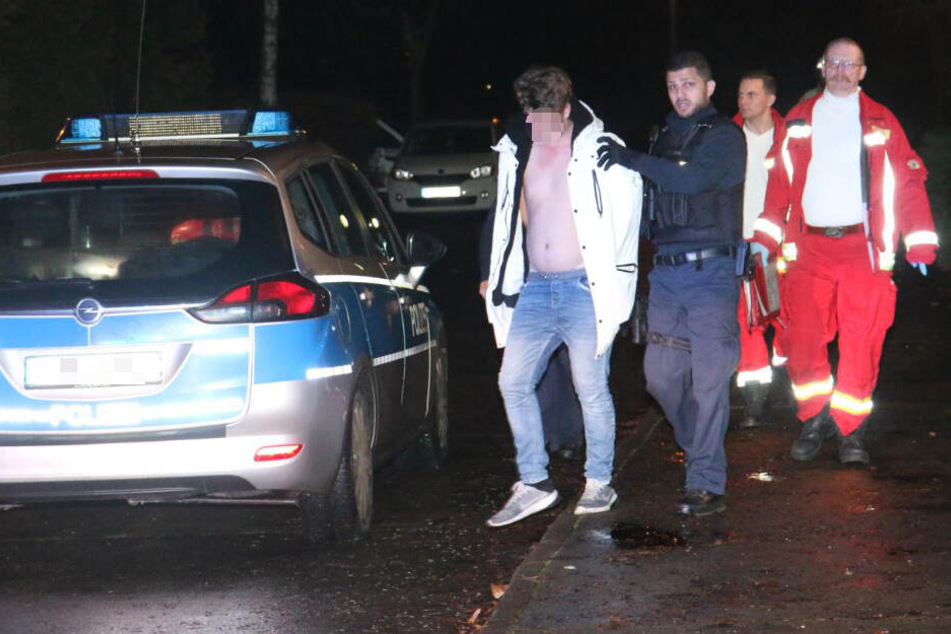 Ein Jugendlicher wird von der Polizei abgeführt.