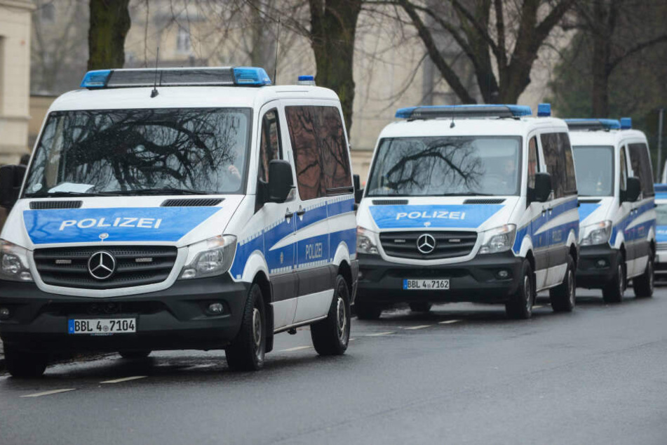 Die Polizei ist mit mehreren Einsatzkräften vor Ort. (Symbolbild)