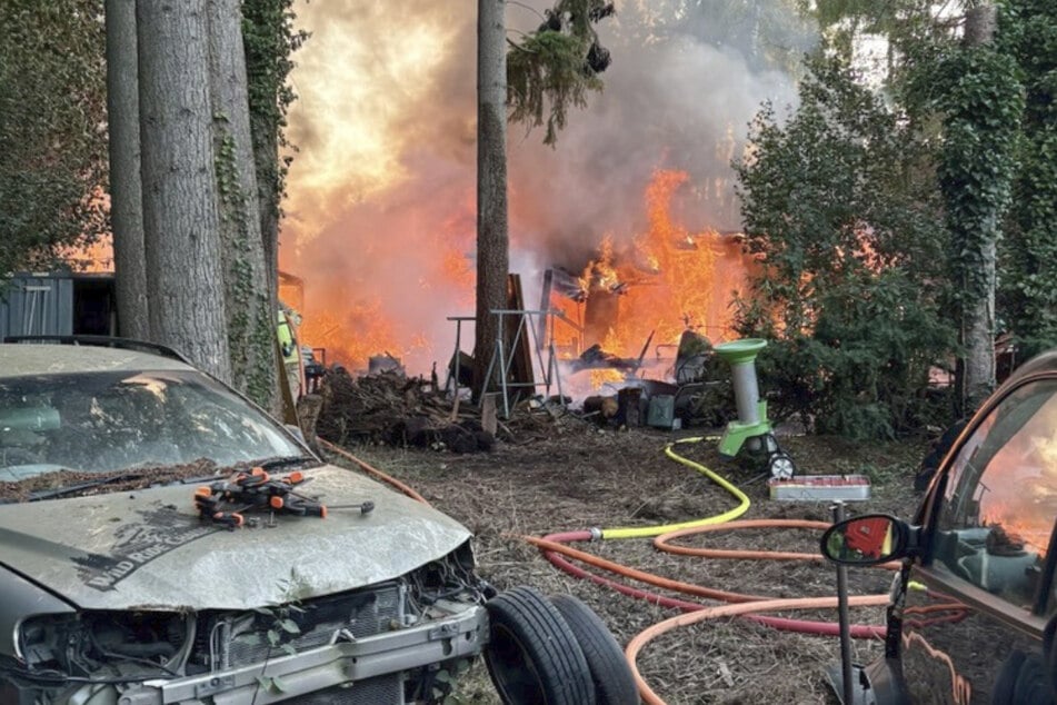 Flammen-Inferno und Explosionen im Norden: Retter machen gefährliche Entdeckung