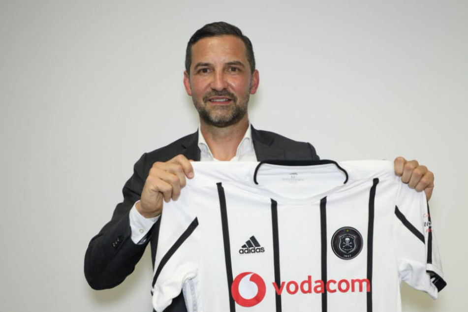 Trainer Joe Zinnbauer posiert mit dem Trikot seines neuen Vereines Orlando Pirates