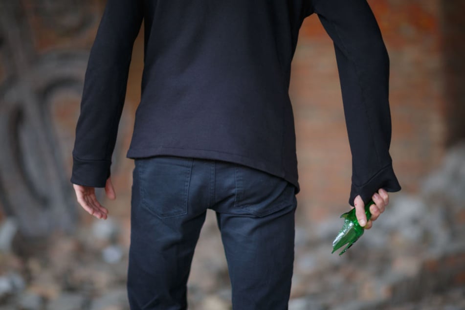 Mit einer zerbrochenen Glasflasche ging ein Angreifer auf die Gruppe los. (Symbolbild)