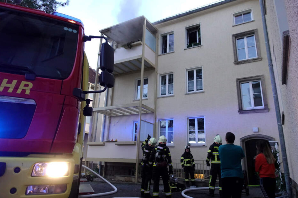 Aus der Wohnung des Seniors trat starker Rauch hervor.