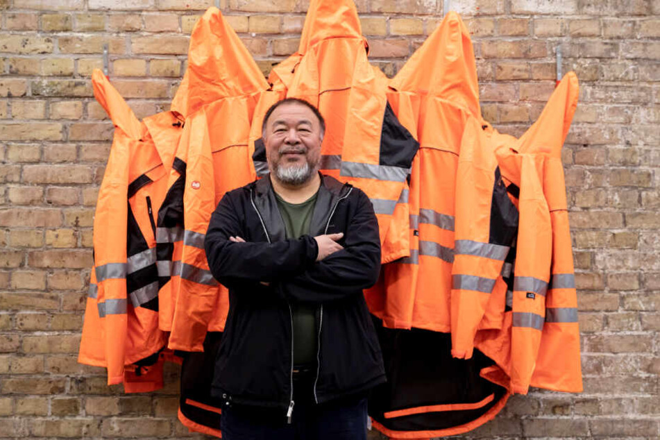 Ai Weiwei, chinesischer Künstler, steht im Atelier vor seinem Kunstwerk "Safety Jackets Zipped the Other Way" in der "Version Wand".