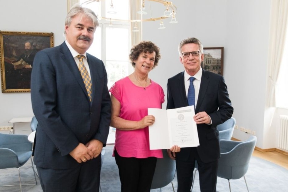 Dekan Prof. Dr. Tim Drygala, Rektorin Prof. Dr. Beate Schücking und Thomas de Maizière bei der Übergabe der Berufungsurkunde.