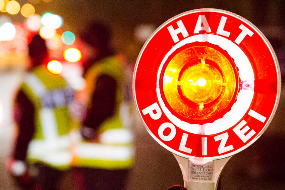 Der Polizist hatte die Autofahrerin einer Verkehrskontrolle unterzogen. (Symbolbild)