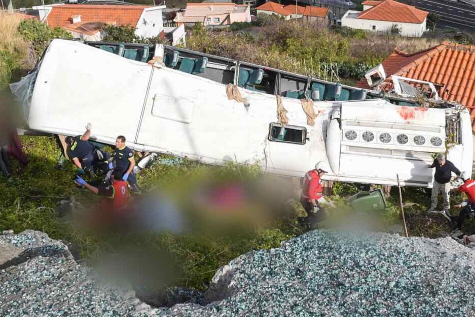 Der Bus mit den Urlaubern stürzte einen Abhang hinunter.