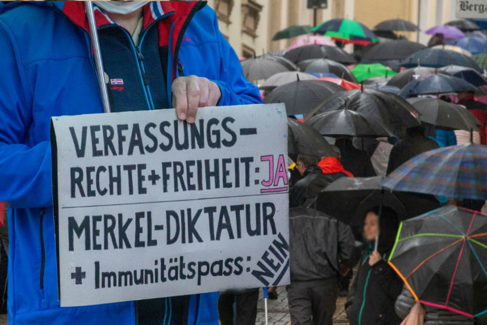 Hunderte Teilnehmer: "Montagsspaziergänge" in Chemnitz und im Erzgebirge