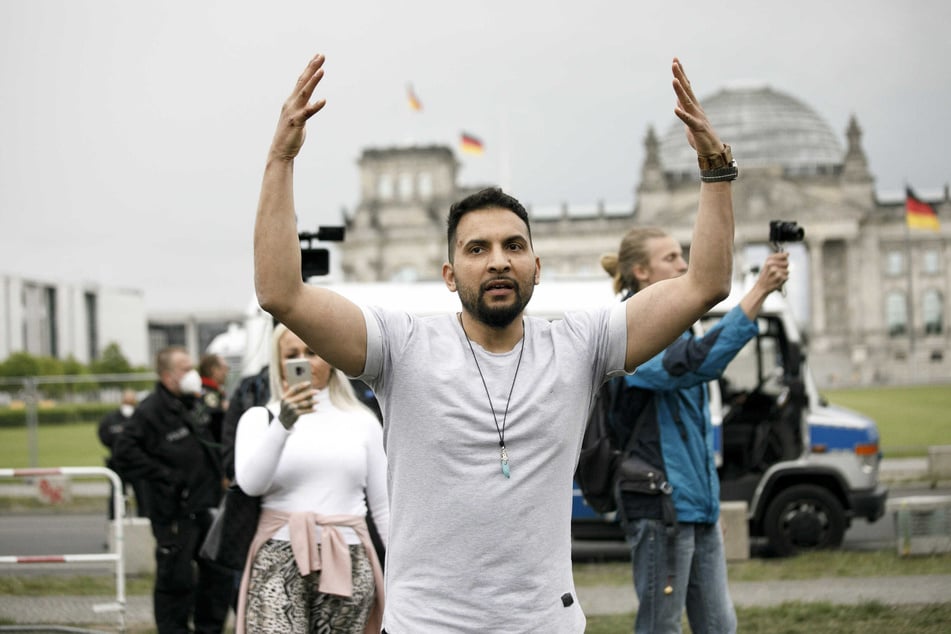 "Lassen Sie uns jetzt durch!": Promi-Koch Attila Hildmann ...