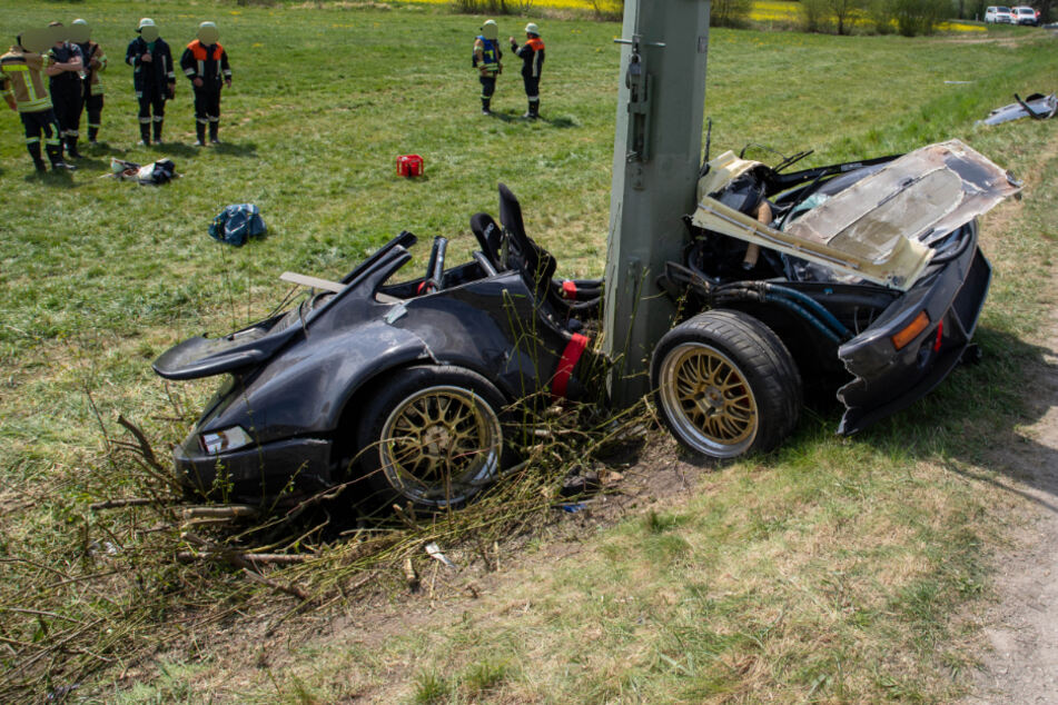 Porsche um Strommast gewickelt: Fahrer tot, Beifahrerin in Lebensgefahr