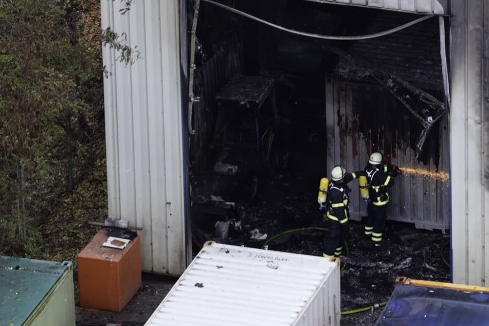 Hamburg: Explosionsgefahr! Lagerhalle mit Gefahrenstoffen steht in Flammen