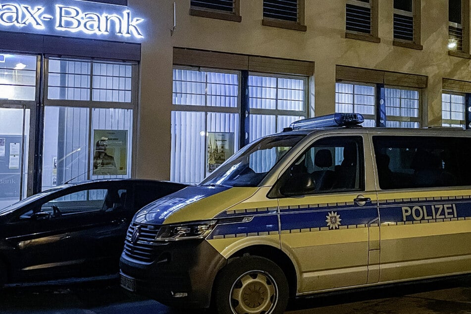 Verfolgungsjagd nach Alarm in Bankfiliale: Mehrere Streifenwagen im Einsatz