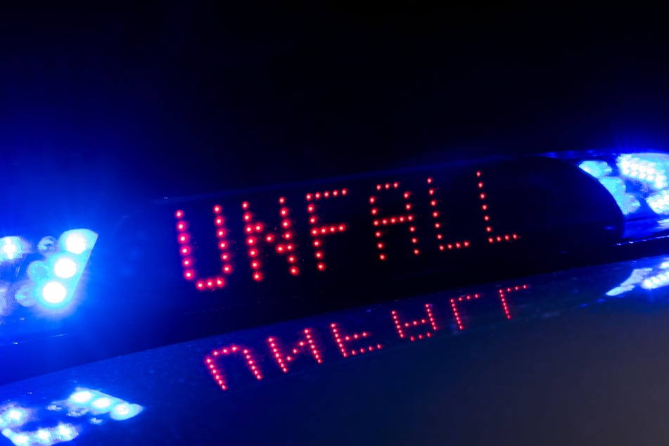 Heftiger Kreuzungs-Crash in Köln: Opel kracht in Motorrad - 33-Jähriger schwer verletzt