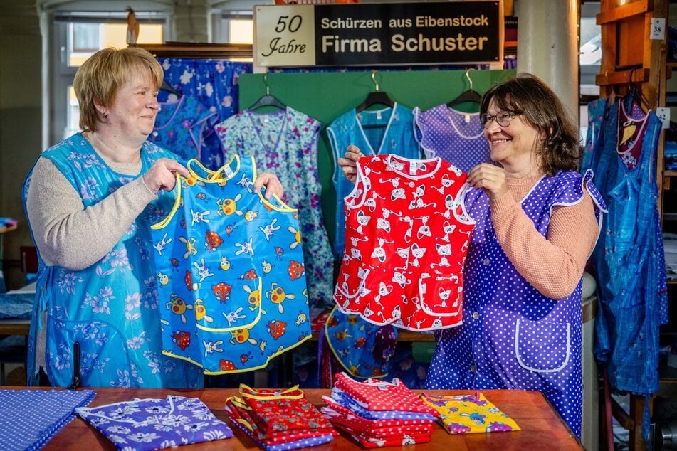 Einst war das Material Dederon äußerst beliebt. Keine Fussel bleibt hängen. Und wer sich bekleckert, wäscht es einfach ab.