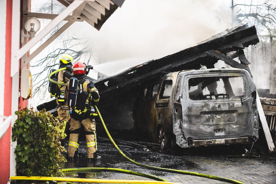 Akku von E-Bike löst Brand aus: Carport, E-Auto sowie Einfamilienhaus zerstört