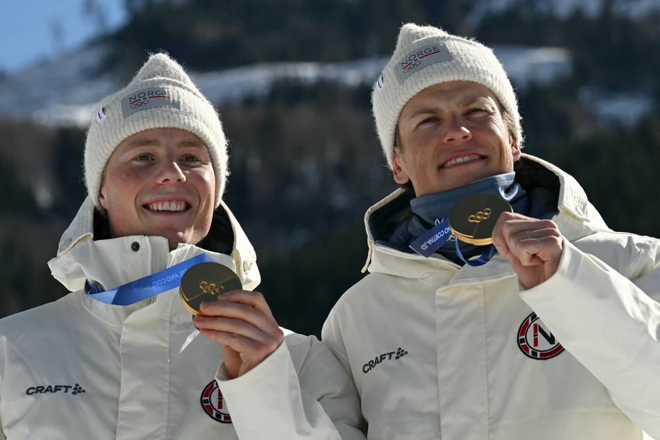Bei den Olympischen Winterspielen konnte Einar Hedegart (24, l.) noch strahlen. An der Seite von Rekord-Olympionike Johannes Høsflot Klæbo (29) freute er sich über Gold.