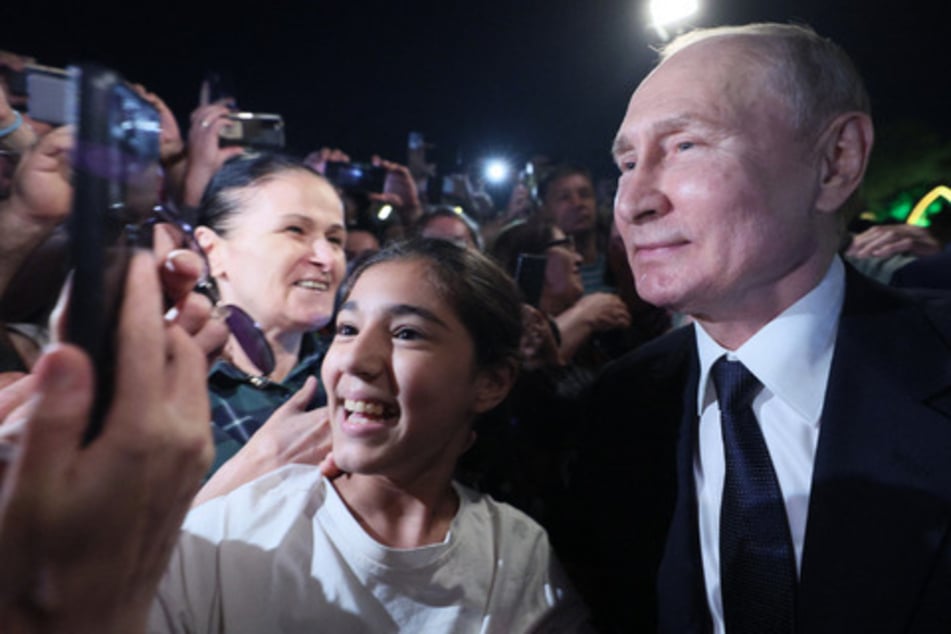 Im Juni 2023 zeigte sich "Putin" in der russischen Teilrepublik Dagestan bei einem Bad in der Menge. Viele halten diesen Mann nicht für den echten Putin.