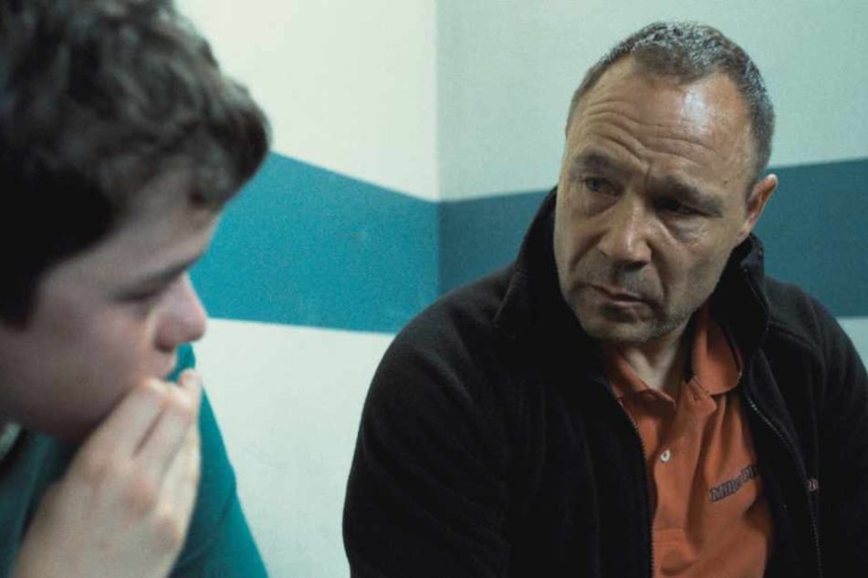 Eddie Miller (Stephen Graham, 51, r.) ist für seinen Sohn Jamie (Owen Cooper, 15, l.) eine wichtige Stütze.