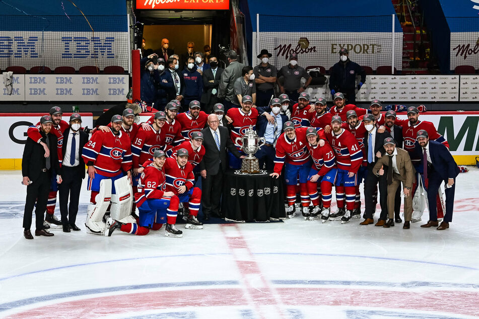 The Canadiens pose with the Clarence Campbell Trophy after winning the Western Conference playoffs.