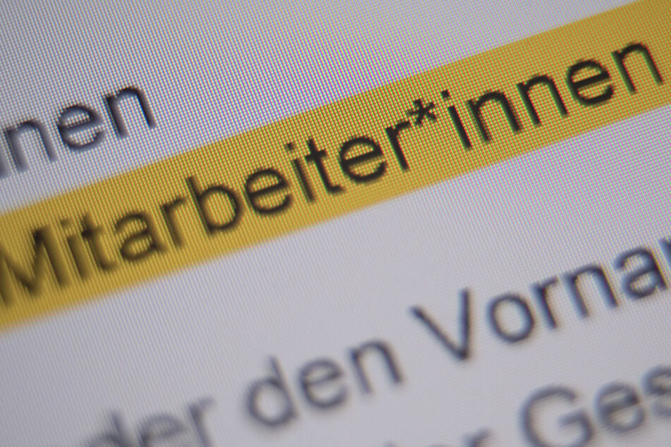 Die Anrede "Mitarbeiter*innen" ist in der Handreichung "Hinweise zur Umsetzung der geschlechtersensiblen Sprache für die Verwaltung der Landeshauptstadt Stuttgart" markiert und auf einem Bildschirm zu sehen.